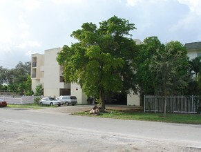 790 NE 128th St in North Miami, FL - Building Photo - Building Photo