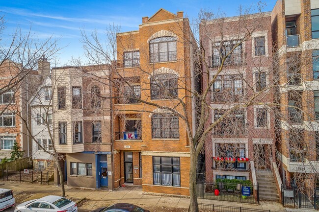 3338 N Sheffield Ave, Unit 1 in Chicago, IL - Building Photo - Building Photo