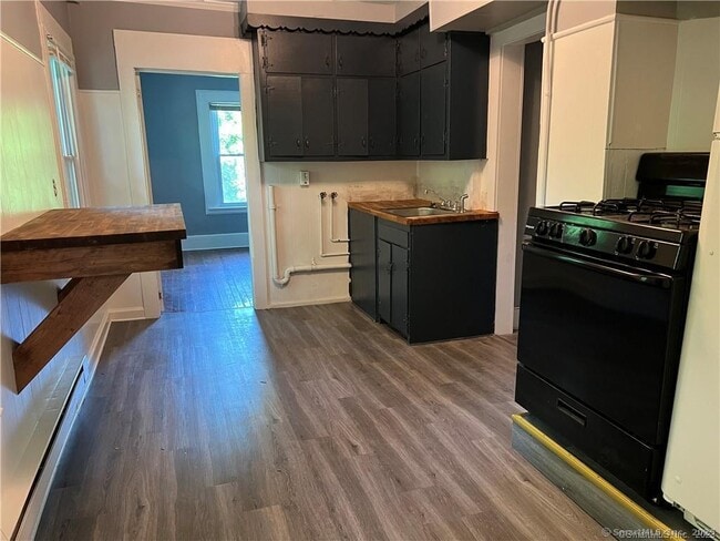 98 Spencer St in Winchester, CT - Building Photo - Building Photo