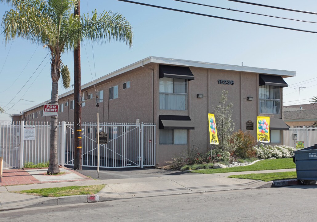 16236 Cornuta Apartments in Bellflower, CA - Foto de edificio