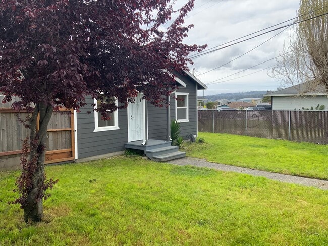 3880 Rohnerville Rd in Fortuna, CA - Foto de edificio - Building Photo