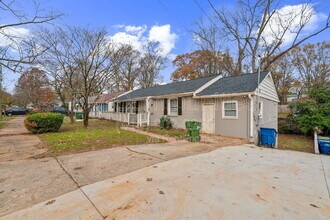 927 Byron Dr SW in Atlanta, GA - Building Photo - Building Photo