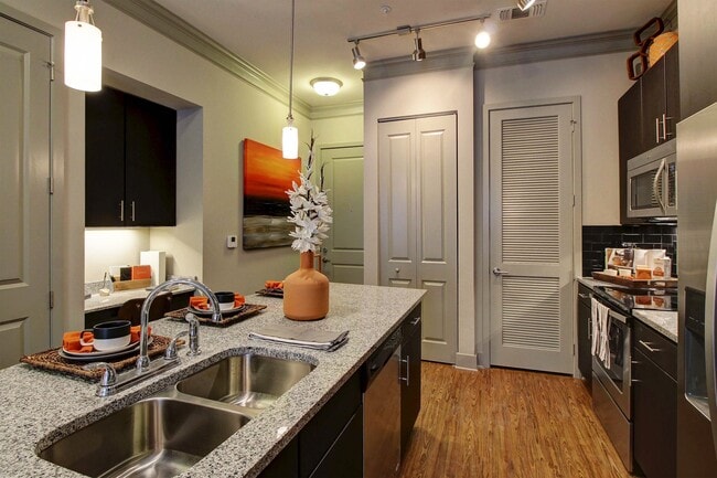 Edge - East Village in Tulsa, OK - Foto de edificio - Building Photo