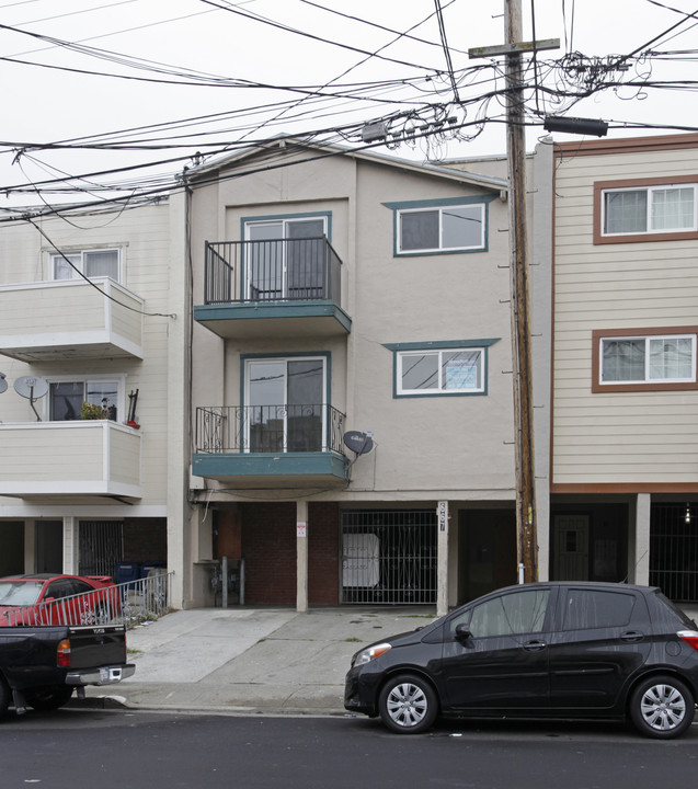 667 Sylvan St in Daly City, CA - Foto de edificio