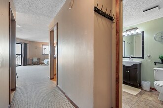 78 10th St E in St. Paul, MN - Foto de edificio - Building Photo