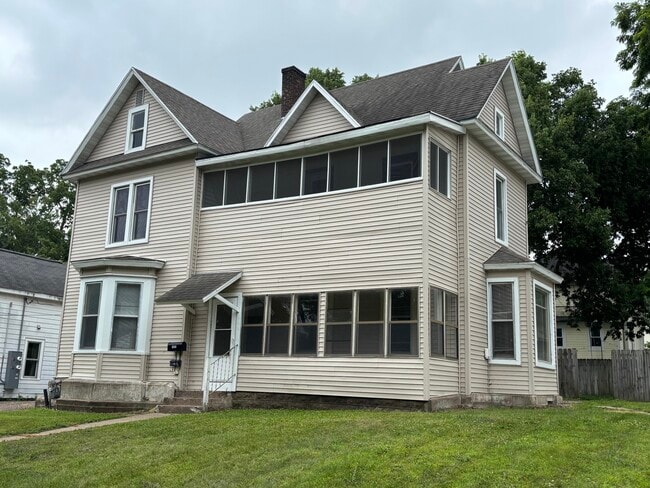 1023 E Grand Ave, Unit 1023.5 in Eau Claire, WI - Foto de edificio - Building Photo
