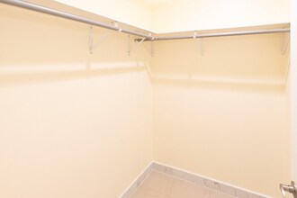 2050 S Lida Ln in Anaheim, CA - Foto de edificio - Building Photo