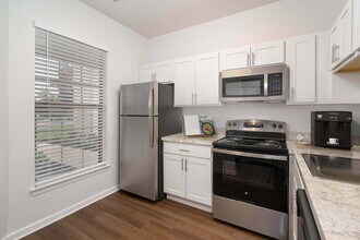 Woodland Meadows Apartments in Clinton Township, MI - Foto de edificio - Building Photo