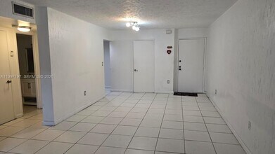 702 NW 87th Ave in Miami, FL - Building Photo - Building Photo