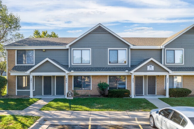 Cross Creek Apartments and Townhomes in Wichita, KS - Building Photo - Building Photo