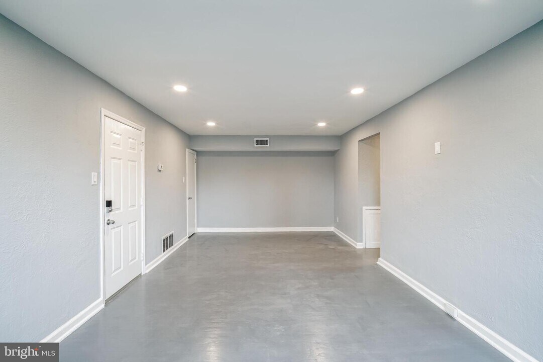 2137 BRYN MAWR Ave-Unit -3F in Philadelphia, PA - Building Photo