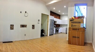 2033 East Dauphin Street, Unit 2nd Floor in Philadelphia, PA - Building Photo - Building Photo