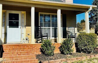 5472 Riverchase Dr in Flowery Branch, GA - Building Photo - Building Photo