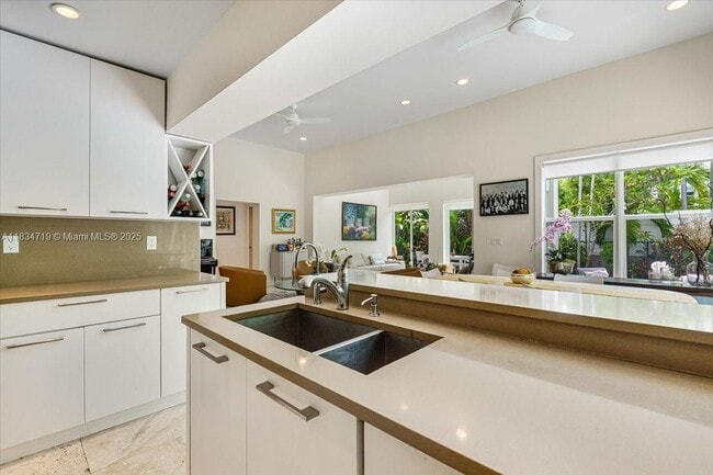 435 Ridgewood Rd in Key Biscayne, FL - Foto de edificio - Building Photo