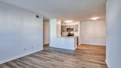 Latitudes Apartments in Virginia Beach, VA - Building Photo - Building Photo