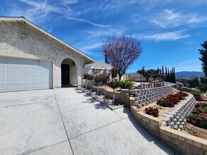 27110 Vista Encantada Dr in Santa Clarita, CA - Foto de edificio - Building Photo