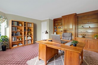 695 Hunt Ln in Manhasset, NY - Building Photo - Building Photo