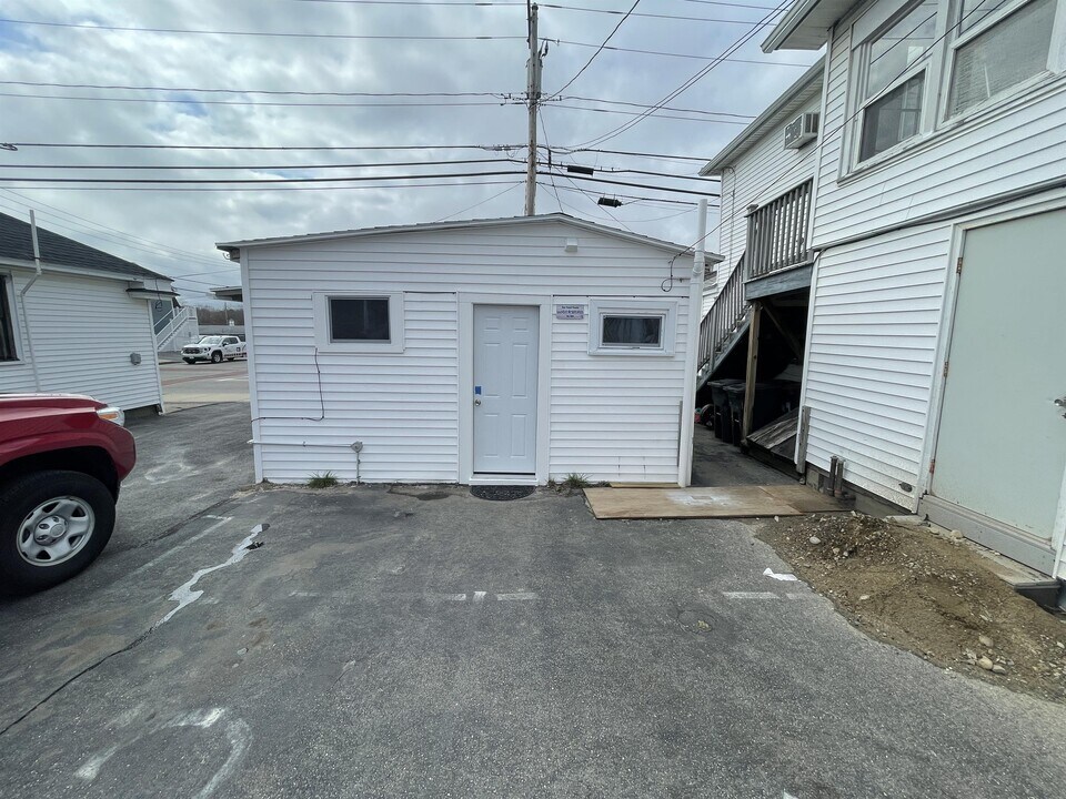 69 E Grand Ave Photo