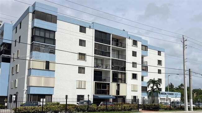 5033 NW 7th St, Unit 508 in Miami, FL - Foto de edificio - Building Photo