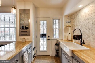 1766 E Street NE Unit in Washington, DC - Foto de edificio - Building Photo