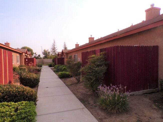 531 Yellow Meadow Ct in Bakersfield, CA - Building Photo - Building Photo