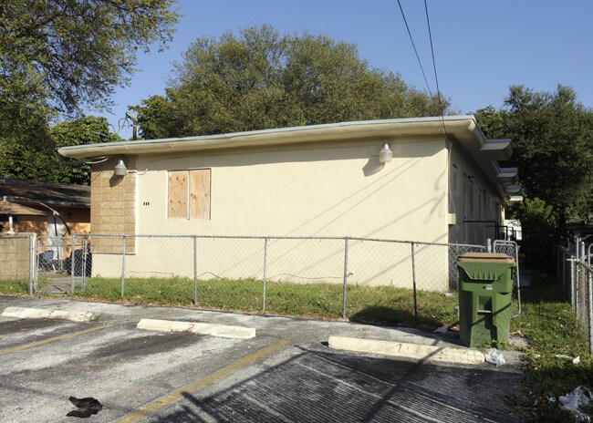765 NE 126th St in Miami, FL - Foto de edificio - Building Photo