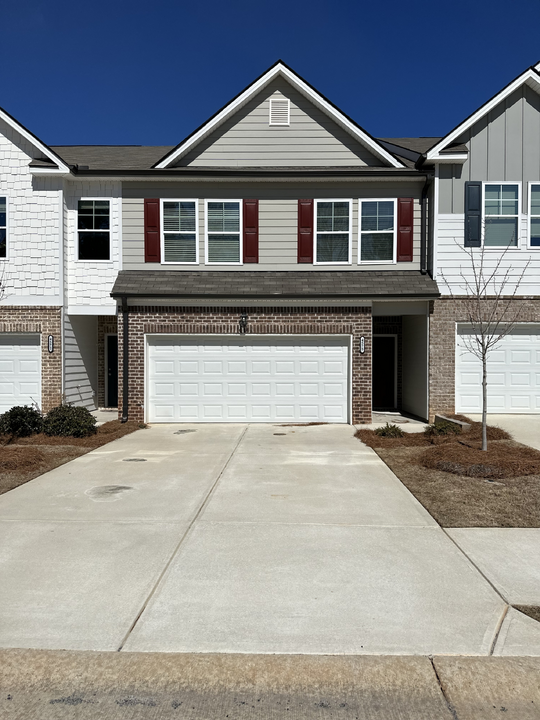 4575 Rutledge Dr in Oakwood, GA - Foto de edificio