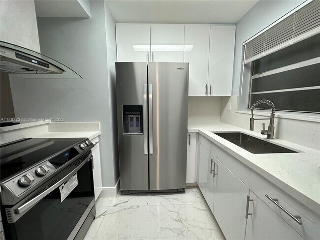 453 SW 2nd St, Unit 53 SW 2nd St # 402D in Miami, FL - Foto de edificio - Building Photo
