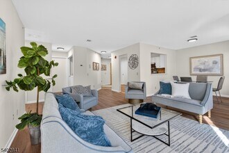 11 Evergreen Dr in Clifton, NJ - Foto de edificio - Building Photo