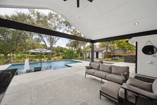 205 W Bayou Dr in Dickinson, TX - Building Photo