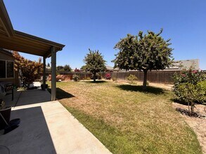 4222 E Cambridge Ave in Visalia, CA - Foto de edificio - Building Photo