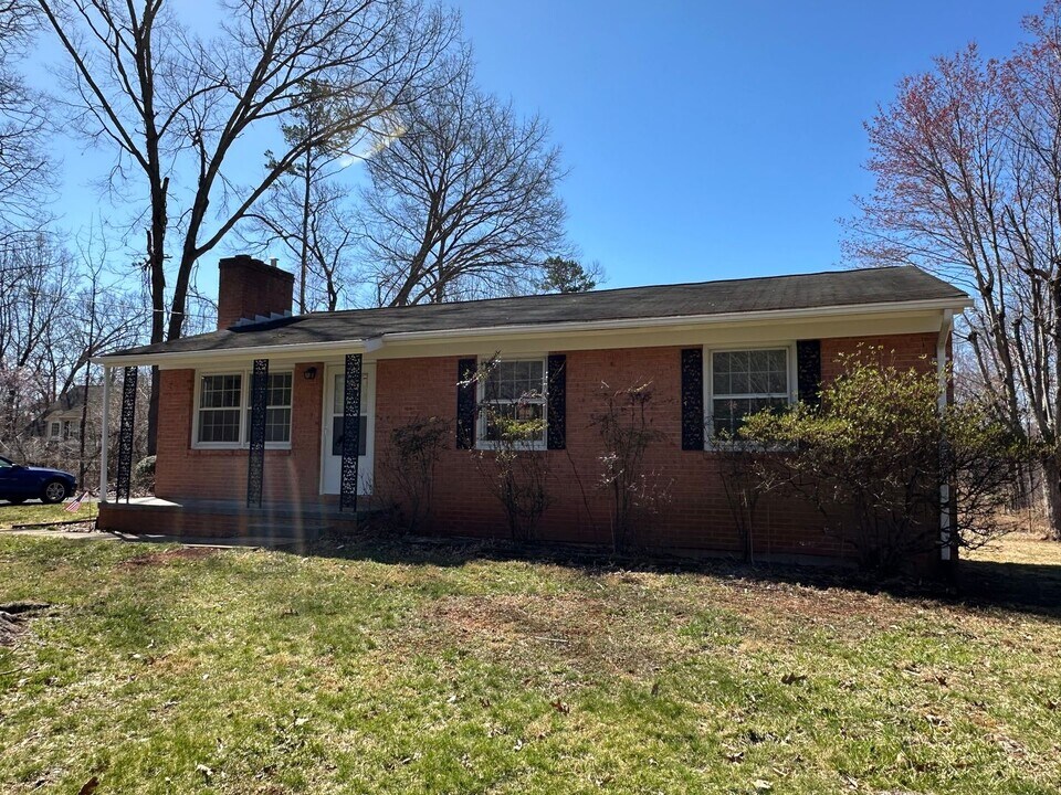 3595 Garth Rd in Charlottesville, VA - Building Photo