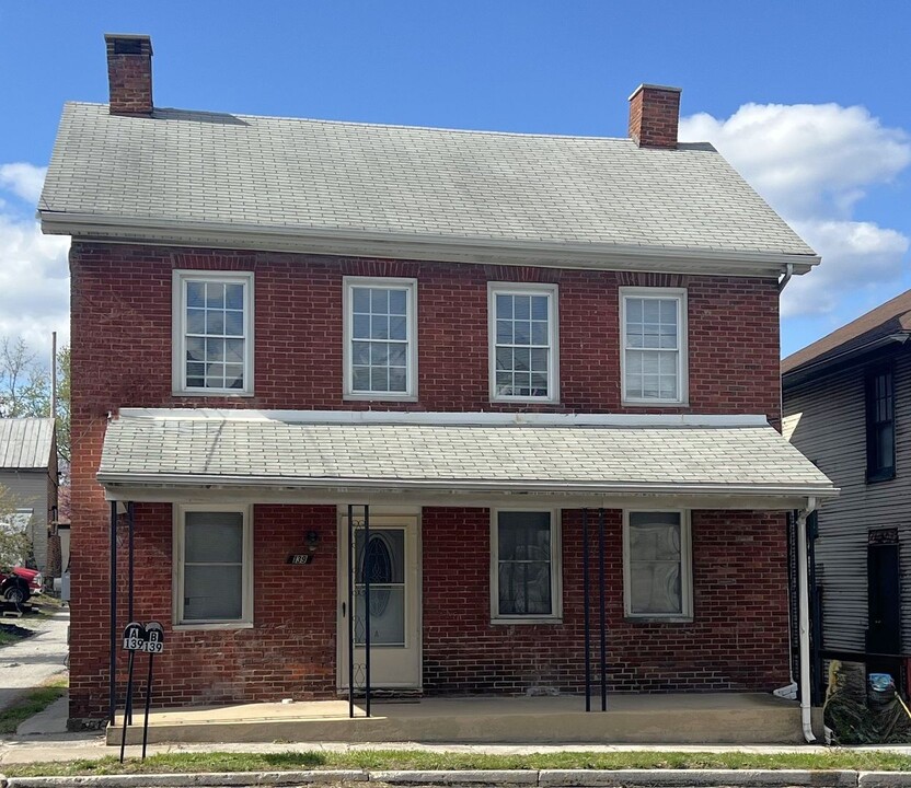 139 W King St in Abbottstown, PA - Building Photo