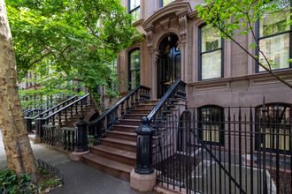 76 Perry St in New York, NY - Building Photo - Building Photo