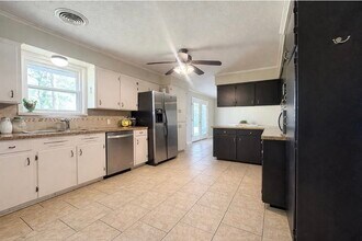 509 Light St in Anahuac, TX - Building Photo - Building Photo