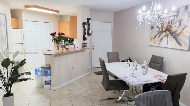 6272 NW 186th St in Hialeah, FL - Foto de edificio - Building Photo