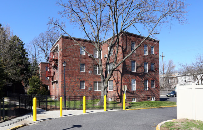 Baylor Arms Apartments in Moorestown, NJ - Building Photo - Building Photo