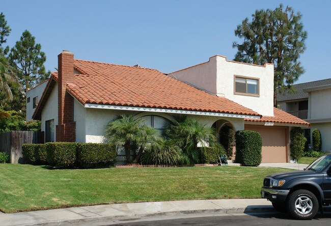 17151 Harbor Bluffs Cir in Huntington Beach, CA - Foto de edificio - Building Photo