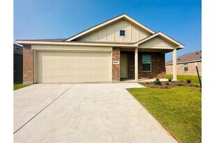 2206 Mobile St in Ennis, TX - Building Photo