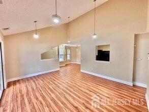 211 Sunshine Ct in Sayreville, NJ - Foto de edificio - Building Photo