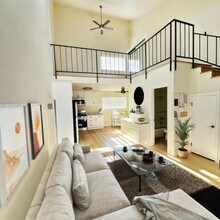 Las Casitas Apartments in North Hollywood, CA - Foto de edificio - Building Photo