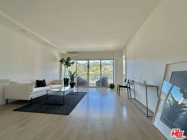 property at 999 N Doheny Dr