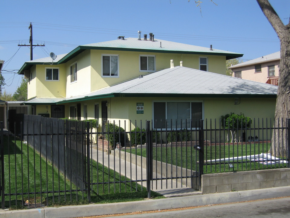 1321 W Avenue I in Lancaster, CA - Building Photo