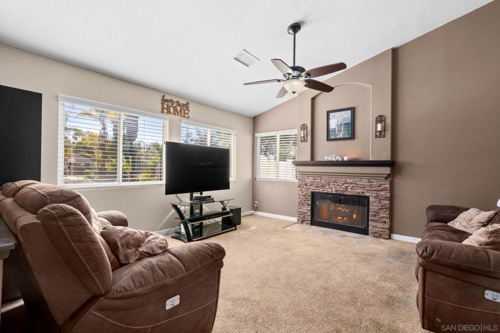 2038 Caraway St in Escondido, CA - Foto de edificio