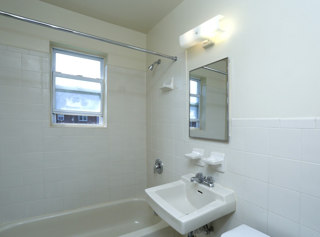 Brookfield Gardens Apartments in Ewing, NJ