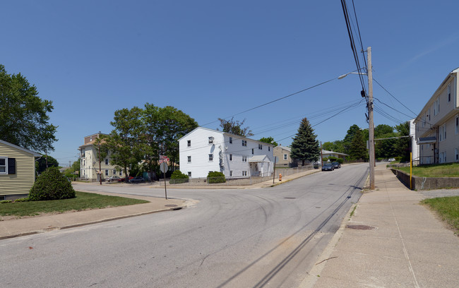 46 School St in Central Falls, RI - Foto de edificio - Building Photo