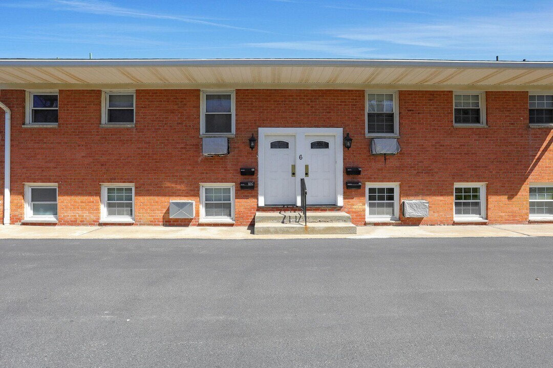 6 Alpine Dr in Wappingers Falls, NY - Building Photo