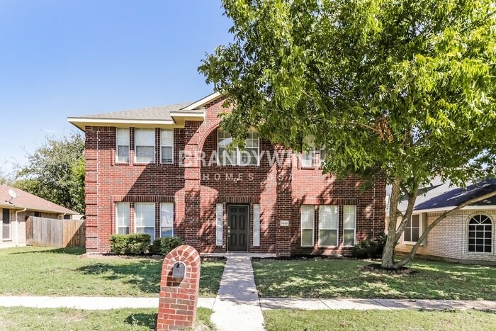 1520 Warwick Dr in Lancaster, TX - Foto de edificio