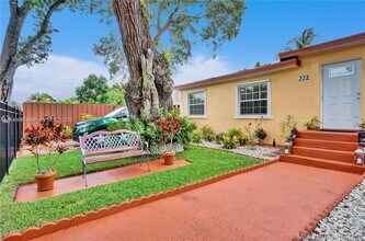 372 NE 162nd St in Miami, FL - Building Photo - Building Photo