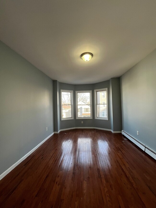 82 Fulton Ave, Unit 2R in Jersey City, NJ - Foto de edificio - Building Photo